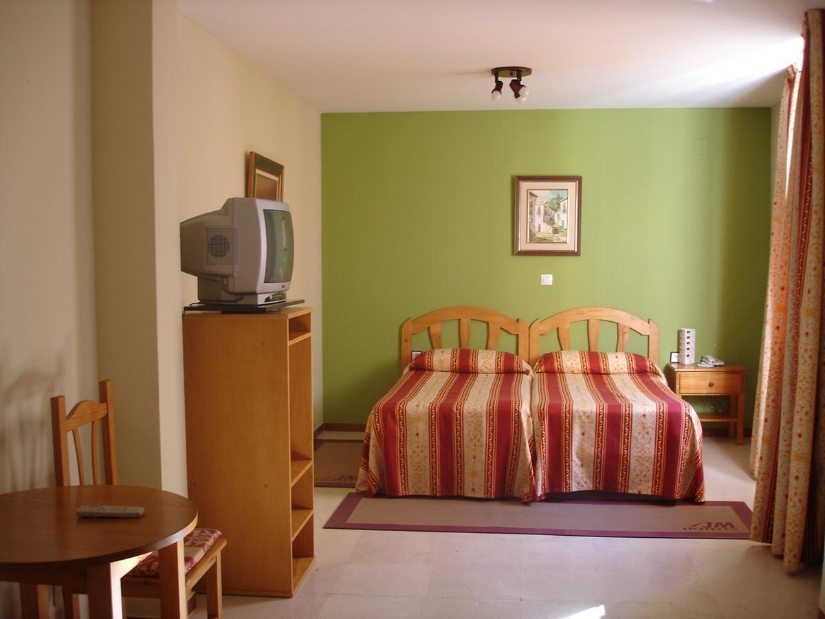 Hotel Jm Jardin De La Reina Guillena Room photo